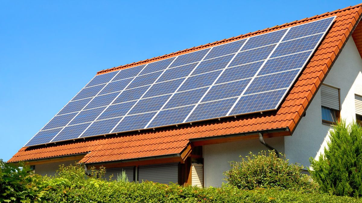O dotace na střešní soláry je obří zájem. „Peněz máme dost,“ říká ministryně